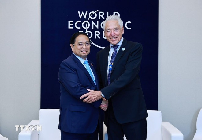 越南政府总理范明政会见世界经济论坛临时主席彼得·布拉贝克-莱特马特。图自越通社 thu-tuong-pham-minh-chinh-gap-chu-tich-lam-thoi-wef-peter-brabeck-letmathe-ttxvn.jpg