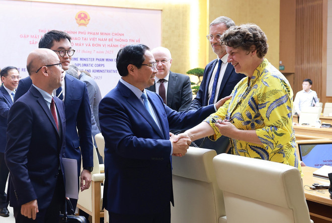 范明政总理和各国驻越大使、代办和国际组织代表。图自越通社 vna-potal-thu-tuong-thong-tin-ve-sap-xep-to-chuc-bo-may-va-don-vi-hanh-chinh-toi-doan-ngoai-giao-tai-viet-nam-8183424.jpg