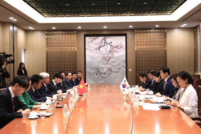 越共中央政治局委员、中央书记处书记、越南祖国阵线中央委员会主席杜文战会见韩国国会副议长李柱荣。图自越通社 vna-potal-thuc-day-hop-tac-song-phuong-viet-nam-han-quoc-tren-nhieu-binh-dien-8183360.jpg