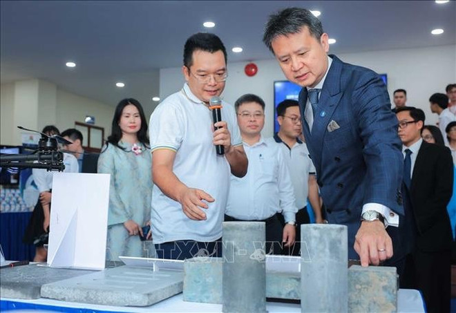 世界知识产权组织(WIPO)总干事邓鸿森参观科学成就展览。图自越通社 uuid42a9b494-2b60-452f-b0f5-c2b2e5c03bf7code001library1type1mode1loctruecaptrue.jpg