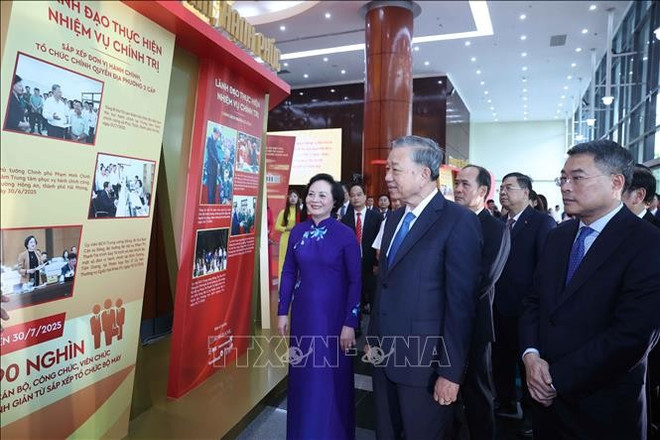 越共中央总书记苏林参观内务部成就展。图自越通社 tbt-to-lam.jpg
