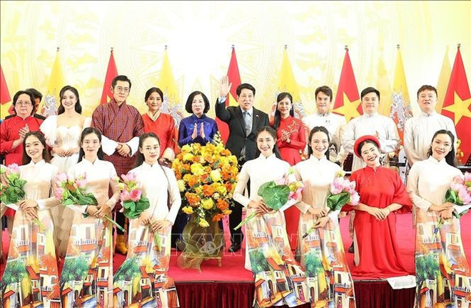 越南国家主席梁强和夫人与不丹国王吉格梅·凯萨尔·纳姆耶尔·旺楚克和王后以及越南歌手演员合影。图自越通社 uuid292abe4a-2e4c-4fca-a0b8-886892afe826code001library1type1mode1loctruecaptrue.jpg