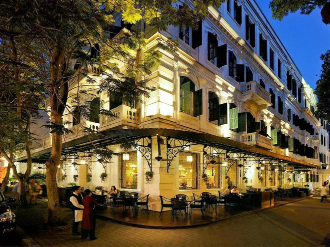 河内大都市索菲特传奇酒店。图自越通社 la-terrasse-by-minoru-masujima-7232-9998jpg.jpg