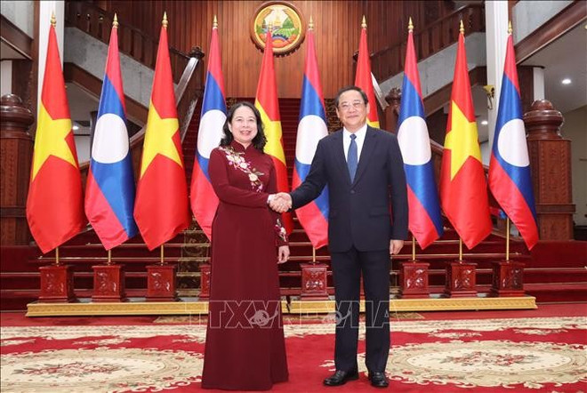 越南国家副主席武氏映春和老挝政府总理宋赛·西潘敦。图自越通社。图自越通社 thu-tuong-lao.jpg