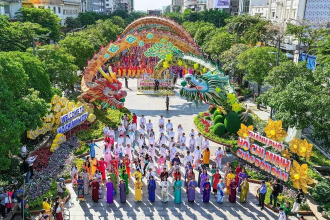 2024年胡志明市奥黛节的表演活动。图自越通社 dong-dien-ao-dai-1-8354.jpg