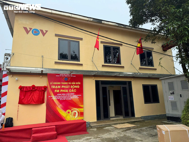 菲霍(Phia Oắc)调频(FM)广播站正式落成。 khanh-thanh-va-gan-bien-tram-phat-song-fm-phia-oac.jpg