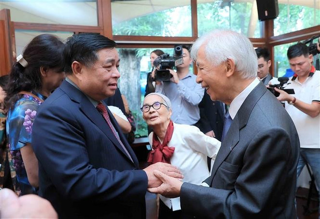 越南政府副总理阮志勇和物理学博士陈青云教授(Jean Trần Thanh Vân)与生物学博士黎金玉教授(Lê Kim Ngọc)。图自越通社 vna-potal-le-trao-tang-huan-chuong-bac-dau-boi-tinh-bac-si-quan-cho-hai-nha-khoa-hoc-nguoi-phap-goc-viet-8315693.jpg