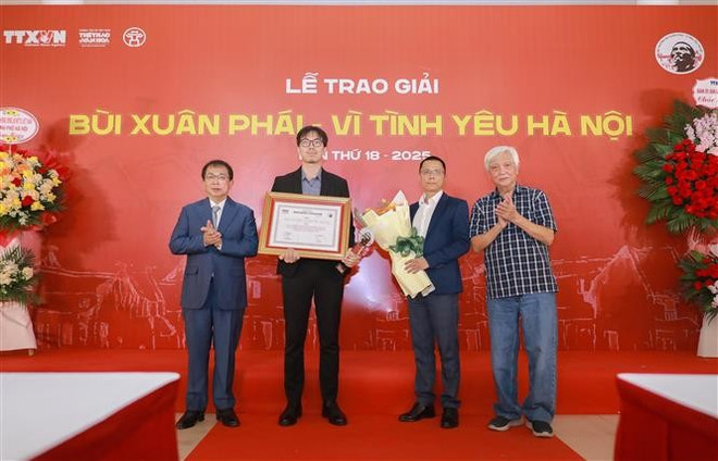 组委会向“作品奖——热爱河内”获得者颁奖。图自越通社 vna-potal-le-trao-giai-thuong-bui-xuan-phai-vi-tinh-yeu-ha-noi-lan-thu-18-8316055.jpg