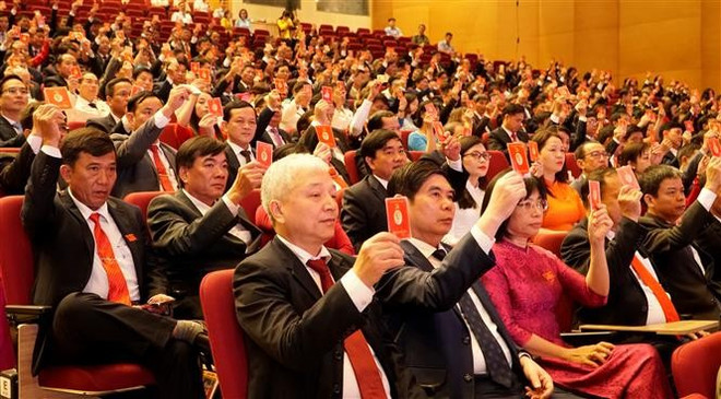 与会代表表决通过大会决议草案内容。图自越通社 vna-potal-tien-toi-dai-hoi-xiv-cua-dang-be-mac-dai-hoi-dai-bieu-dang-bo-tinh-gia-lai-nhiem-ky-2025-2030-8316612.jpg