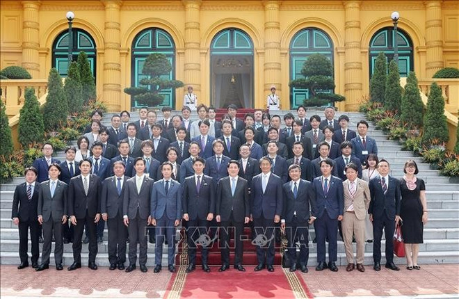 国家主席梁强22日下午在主席府和日本自由民主党青年局局长、众议员中曾根康隆率领的代表团合影。图自越通社 uuide4e3aaab-5bfa-4a1f-a744-a25c481e484ccode001library1type1mode1loctruecaptrue.jpg