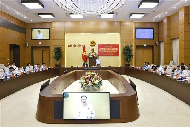 国会主席陈青敏发表讲话。图自越通社 vna-potal-chu-tich-quoc-hoi-va-thu-tuong-dong-chu-tri-hoi-nghi-cac-to-cong-tac-cua-bo-chinh-tri-8150237.jpg