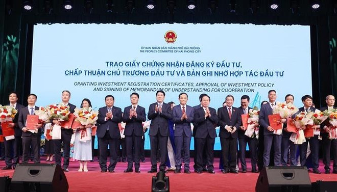 国家主席梁强和各家企业代表。图自越通社 vna-potal-chu-tich-nuoc-du-hoi-nghi-xuc-tien-dau-tu-hai-phong-diem-den-chien-luoc-cua-ky-nguyen-moi-8150635.jpg