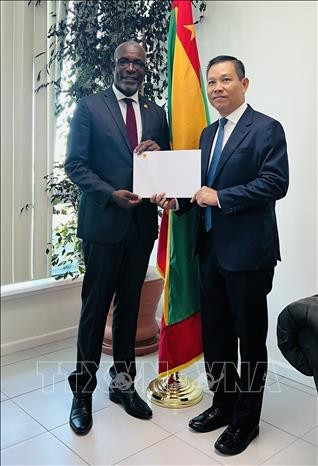 越南驻委内瑞拉兼驻格林纳达大使武中美向格林纳达外交、贸易和出口发展部长约瑟夫·安德尔(Joseph Andall)递交国书副本。图自越南驻委内瑞拉大使馆 quoc-thu-6825.jpg
