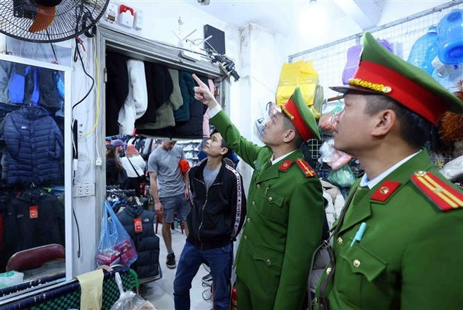 人民公安力量检查防火救灾工作。图自越通社 vna-potal-cong-an-ha-noi-san-sang-phong-chong-giac-lua-dem-lai-binh-yen-cho-nguoi-dan-7829404.jpg