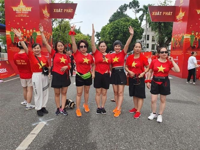 “与越南一同前进”全国徒步活动吸引许多人参加。图自越通社 vna-potal-nguoi-dan-ha-noi-tham-gia-chuong-trinh-cung-viet-nam-tien-buoc-8214332.jpg