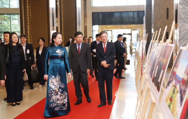 国家副主席武氏映春与越南驻老挝大使阮明心参观越老特殊关系展览。图自越通社 vna-potal-tiec-chieu-dai-ky-niem-80-nam-quoc-khanh-viet-nam-tai-lao-8229024.jpg