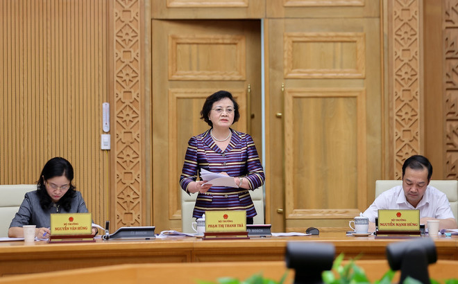 内务部部长范氏青茶发表讲话。图自越通社 vna-potal-thu-tuong-chu-tri-cuoc-hop-thao-go-vuong-mac-trong-thuc-hien-chinh-quyen-dia-phuong-hai-cap-8229891.jpg