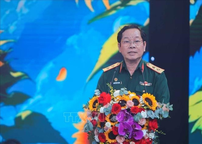 越南橙剂/二恶英受害者协会主席阮友政中将在活动上发表讲话。图自越通社 theo-anh-binh-minh-030825-2.jpg