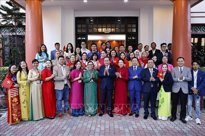 越南国会主席陈青敏和马来西亚越南人代表。图自越通社 tran-thanh-man-1.jpg