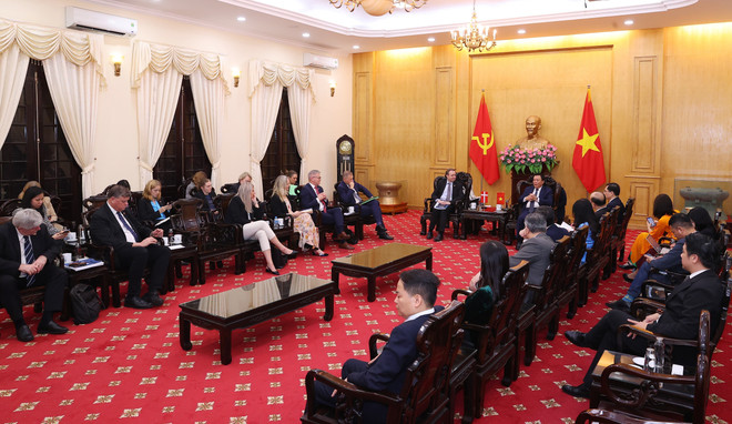 vna-potal-dong-chi-nguyen-xuan-thang-tiep-doan-uy-ban-chinh-sach-doi-ngoai-quoc-hoi-dan-mach-7888111.jpg
