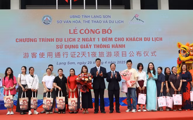 vna-potal-lang-son-ra-mat-san-pham-du-lich-moi-su-dung-giay-thong-hanh-giua-viet-nam-trung-quoc-8002993.jpg
