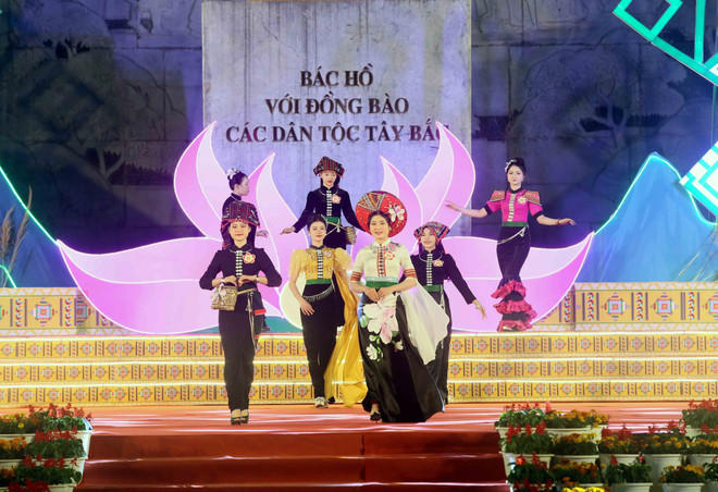传统和现代民族服装秀。图自越通社 vna-potal-tung-bung-khai-mac-le-hoi-hoa-ban-thanh-pho-son-la-nam-2025-7915151.jpg