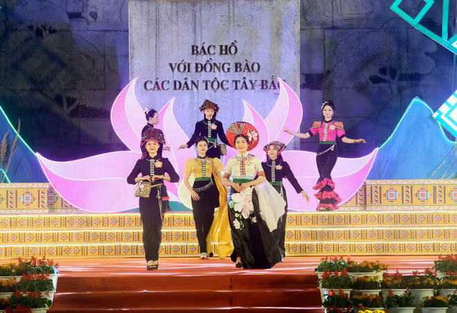 vna-potal-tung-bung-khai-mac-le-hoi-hoa-ban-thanh-pho-son-la-nam-2025-7915151.jpg