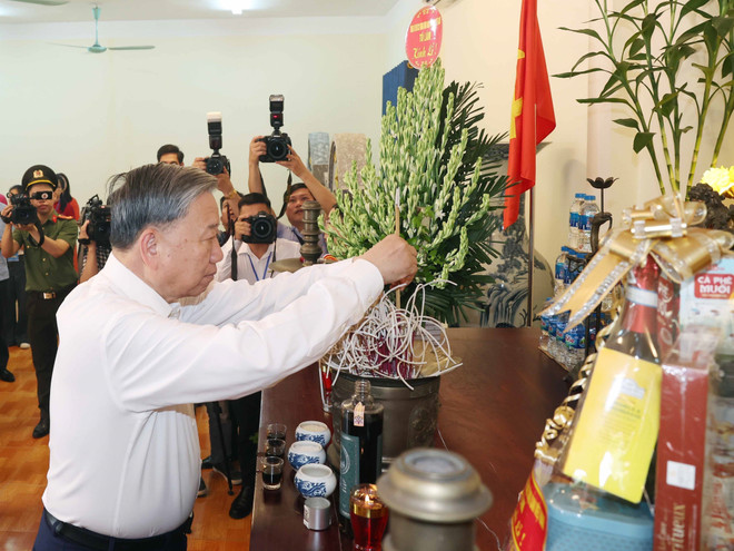 值此越南伤残军人与烈士日78周年之际,越共中央总书记苏林在北宁省顺城伤残军人护理中心上香。图自越通社 vna-potal-tong-bi-thu-to-lam-tham-trung-tam-dieu-duong-thuong-binh-thuan-thanh-8150351.jpg