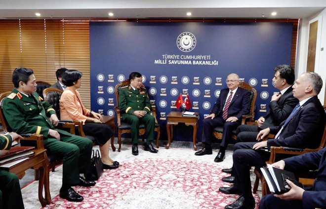 越共中央委员、中央军委常委、国防部副部长黄春战上将会见土耳其国防部部长亚萨尔·居莱尔(Yasar Guler)。图自越通社 vna-potal-viet-nam-va-tho-nhi-ky-ky-thoa-thuan-hop-tac-quoc-phong-8166898.jpg
