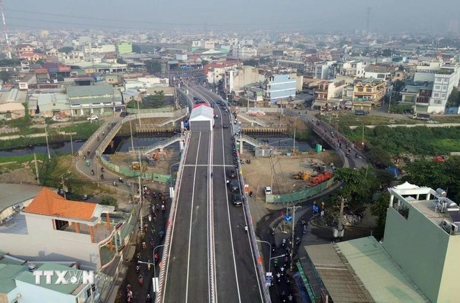 胡志明市为基础设施投资建设调动资源。图自越通社 thanh-pho-ho-chi-minh-thong-xe-cau-tan-ky-tan-quy-2101.jpg