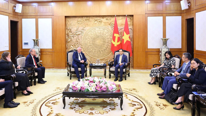 越共中央书记处书记、中央政策与战略部部长陈流光会见匈牙利社会党(MSZP)主席科姆亚蒂·伊姆莱(Komjáthi Imre)。图自越通社 1.jpg