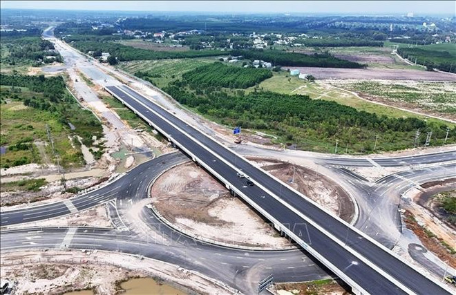 滨沥 - 隆城高速公路与通往福安港道路交叉口。图自越通社 cang-phuoc-an-10725-11.jpg