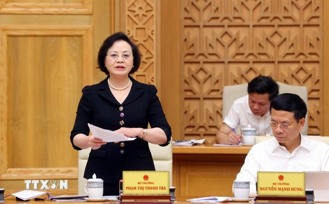 内务部部长范氏清茶向政府会议汇报工作。图自越通社 mo-hinh-chinh-quyen-dia-phuong-2-cap-8280753.jpg