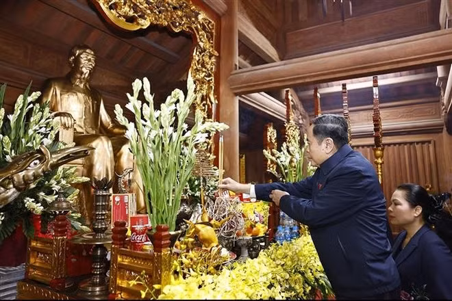 vna-potal-chu-tich-quoc-hoi-tran-thanh-man-dang-huong-tai-dinh-tan-trao-7918815.jpg