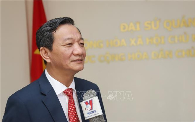 越南驻老挝大使阮明心。图自越通社 vna-potal-viet-nam-ung-ho-manh-me-cong-cuoc-doi-moi-o-lao-stand.jpg