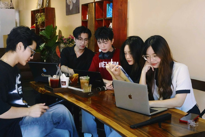 “保留嘲剧”项目的成员都是年轻人。图自nhandan.vn image-1.jpg