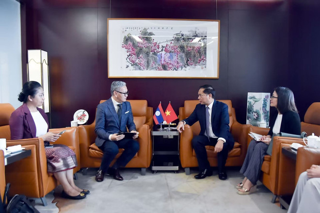 越南副总理兼外长裴青山会见老挝外交部长通沙万。图自越通社 vna-potal-hoat-dong-cua-pho-thu-tuong-bo-truong-bo-ngoai-giao-bui-thanh-son-trung-quoc-8211559.jpg