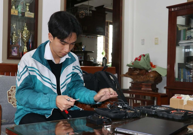 广治高中学校12A2班学生黎明孝。图自越通社 174520-le-minh-hieu-tham-gia-va-danh-nhieu-giai-thuong-trong-cac-cuoc-thi-khoi-nghiep-cap-quoc-gia-va-khoa-hoc-ky-thuat-tu-cap-tinh-den-toan-quoc-anh-thanh-thuy-ttxvn.jpg