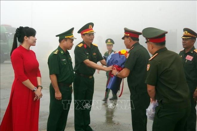 赴越参加纪念八月革命胜利和越南九·二国庆80周年阅兵活动的老挝人民军120名干部和战士欢迎仪式。图自越通社 hinh-anh-1.jpg