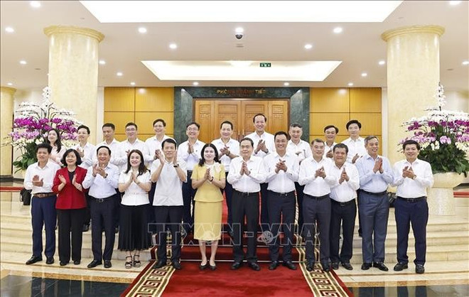 国会主席陈清敏和广治省委常委会代表合影。图自越通社 tran-thanh-man.jpg