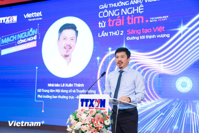 越通社数字内容与传媒中心主任、“科技从心出发”奖组委会常务副主任黎春成发表讲话。图自越通社 cong-nghe-tu-trai-tim-2025-2.jpg