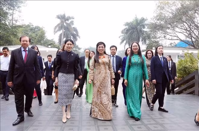 vna-potal-phu-nhan-thu-tuong-viet-nam-va-phu-nhan-thu-tuong-singapore-tham-quan-bao-tang-dan-toc-hoc-viet-nam-stand-1.jpg