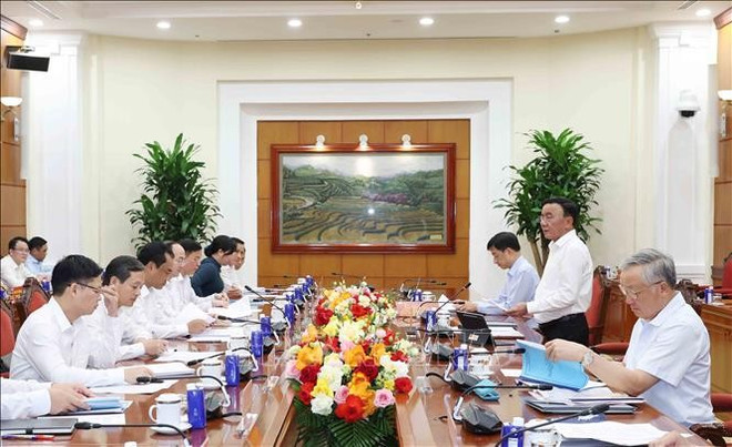 中央书记处常务书记陈锦秀和永隆省委常委会召开会议。图自越通社 tran-cam-tu.jpg