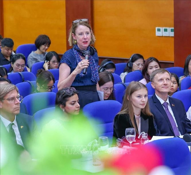 国际记者在新闻发布会上向组委会提问。图自越通社 uuid55c89b10-b7dd-4017-b4de-a65da495c873code001library1type1mode1loctruecaptrue.jpg