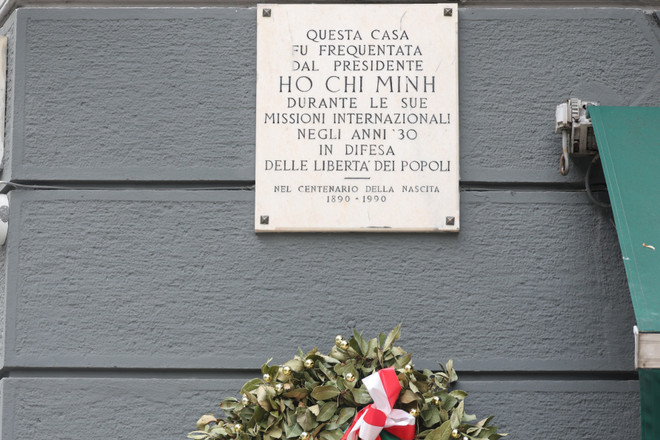 这块石匾自1990年起由米兰市政府在Antica Trattoria della Pesa餐馆外挂上的。图自越通社 vna-potal-theo-chan-bac-tai-milan-italy-8029800.jpg