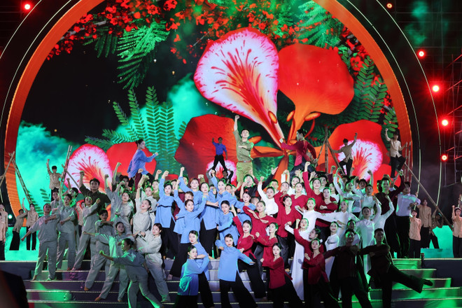 2025年红色凤凰花节正式开幕,上演题为“海防——70年信念与奋进渴望”的大型文艺演出。图自越通社 vna-potal-chu-tich-nuoc-du-le-ky-niem-70-nam-ngay-giai-phong-hai-phong-8030194.jpg