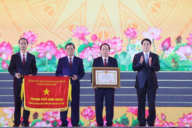 国家主席梁强向海防市党委、政府和人民授予“英雄城市”称号。图自越通社 vna-potal-chu-tich-nuoc-du-le-ky-niem-70-nam-ngay-giai-phong-hai-phong-8030280.jpg