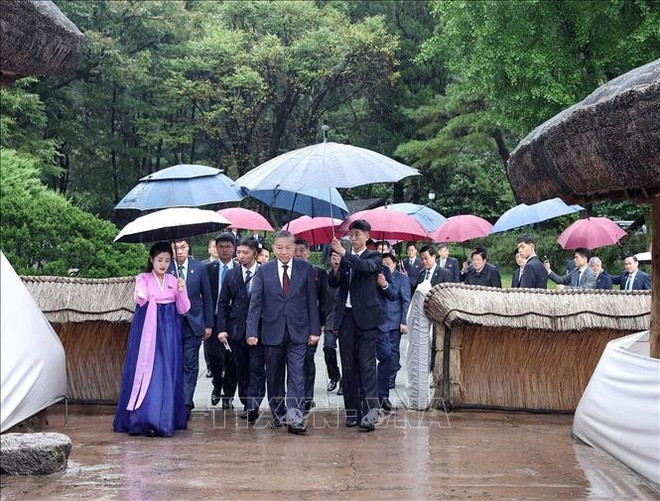 苏林总书记和越南高级代表团前往万景台,参观金日成主席的故乡。图自越通社 lang-van-canh-2.jpg
