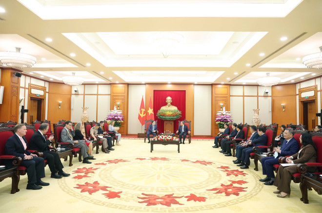 越共中央总书记苏林会见美国驻越大使马克·纳珀。图自越通社 vna-potal-tong-bi-thu-to-lam-tiep-dai-su-hoa-ky-marc-knapper-8304749.jpg