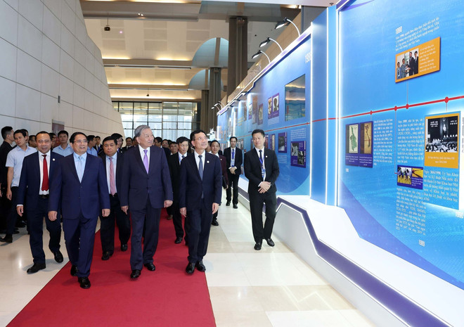越共中央总书记苏林和政府总理范明政以及各位代表参观科技产业成就展。图自越通社 vna-potal-tong-bi-thu-du-le-ky-niem-80-nam-nganh-buu-chinh-va-vien-thong-66-nam-nganh-khoa-hoc-va-cong-nghe-8304444.jpg